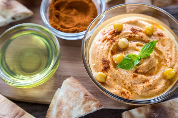 Eine Schüssel Hummus mit Pita-Scheiben