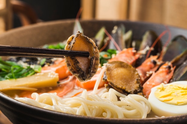 Eine Schüssel japanische Meeresfrüchte Ramen