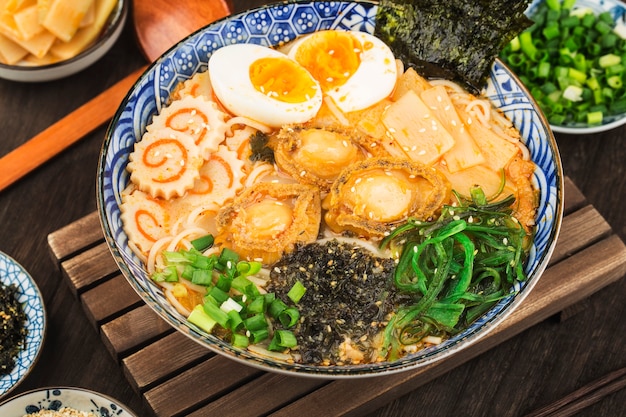 Eine Schüssel japanischer Abalone Ramen