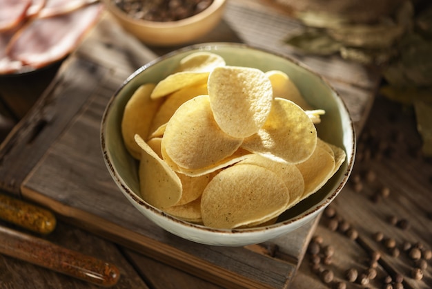 Eine Schüssel Kartoffelchips auf dem Tisch