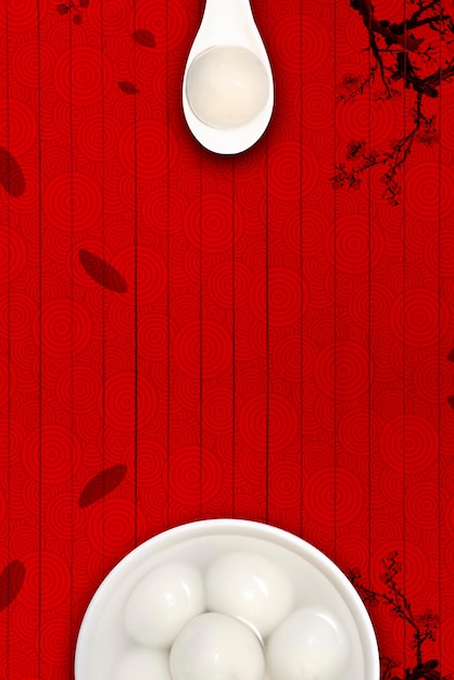 Eine Schüssel Knödel auf rotem Grund. Plakathintergrund des chinesischen Laternenfestivals.