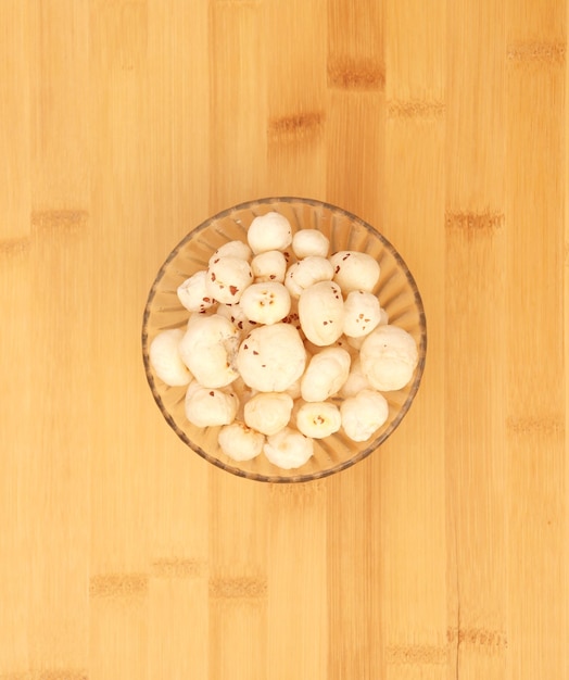 Eine Schüssel Makhana auf einem Holztisch