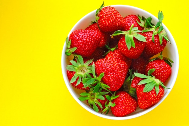 Eine Schüssel mit Erdbeeren auf einem hellen Hintergrund.