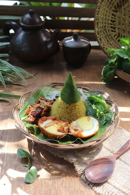 Foto eine schüssel mit essen mit einem grünen hut darauf, auf dem „mahi“ steht