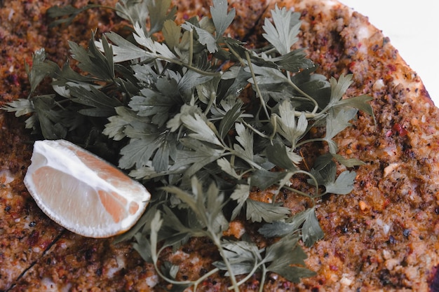 eine Schüssel mit Essen mit einem Stück grünen Blättern