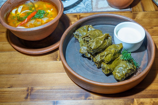 Foto eine schüssel mit essen mit einer schüssel suppe und einer schüssel mit essen auf dem tisch.