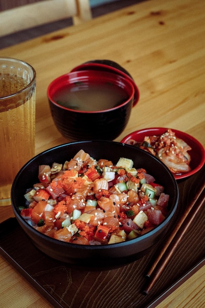 Eine Schüssel mit Essen und daneben ein Glas Bier