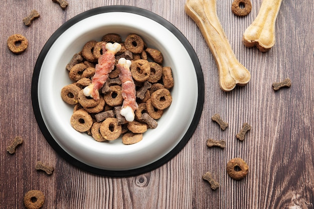 Eine Schüssel mit Hundefutter auf einem Holzboden