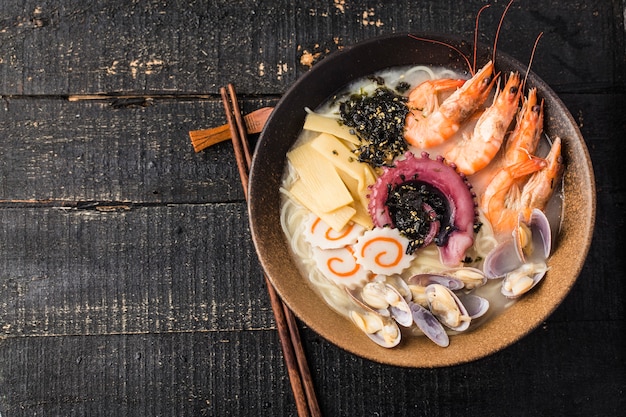 Eine Schüssel mit japanischen Ramen mit Meeresfrüchten