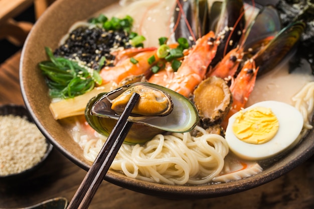 Eine Schüssel mit japanischen Ramen mit Meeresfrüchten