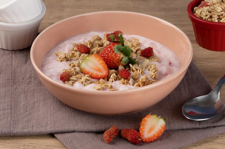 Eine Schüssel mit köstlichem Erdbeerjoghurt mit Granola-Erdbeere und Brombeere Selektiver Fokus