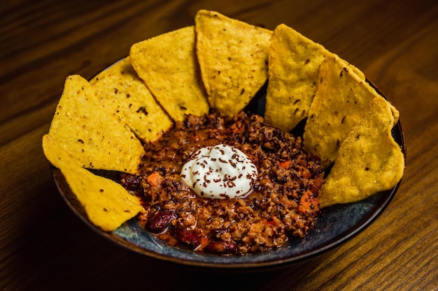 Eine Schüssel Nachos und Chili con Carne