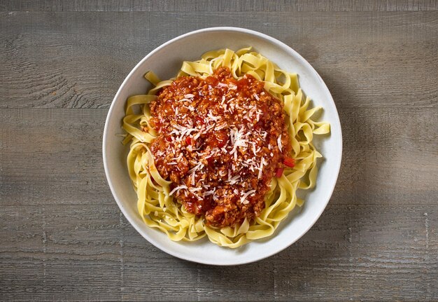 Foto eine schüssel pasta-tagliatelle mit bolognese-sauce