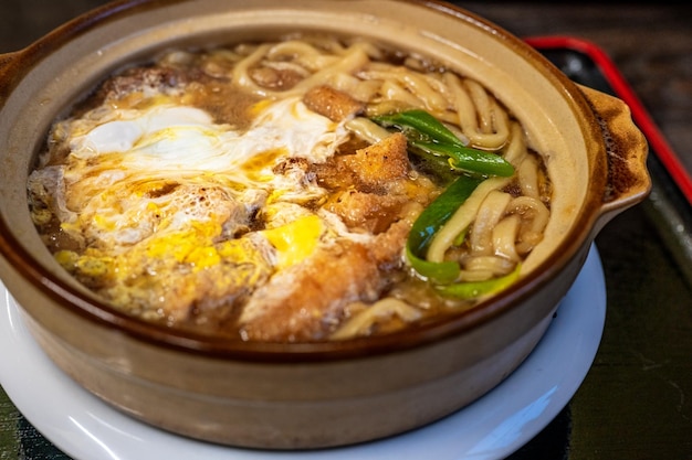 Eine Schüssel Ramen mit einem Spiegelei obendrauf