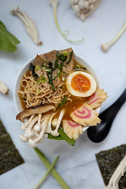 Eine Schüssel Ramen-Suppe mit allen Zutaten über einem Marmortisch