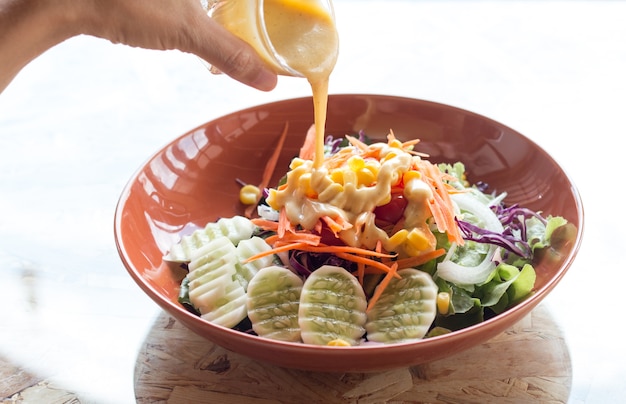 Eine Schüssel Salat gesundes Essen auf Holztisch, Hausgemachte gesunde Lebensmittel Konzept