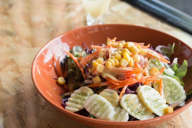 Eine Schüssel Salat gesundes Essen auf Holztisch, Hausgemachte gesunde Lebensmittel Konzept