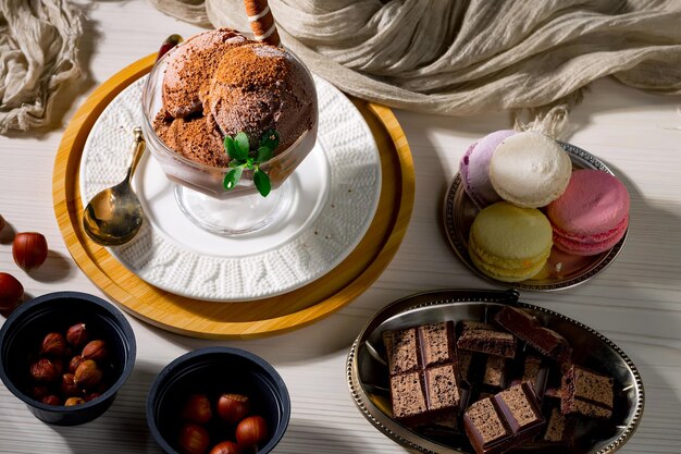 Eine Schüssel Schokoladeneis mit einem Schokoladendessert im Hintergrund.