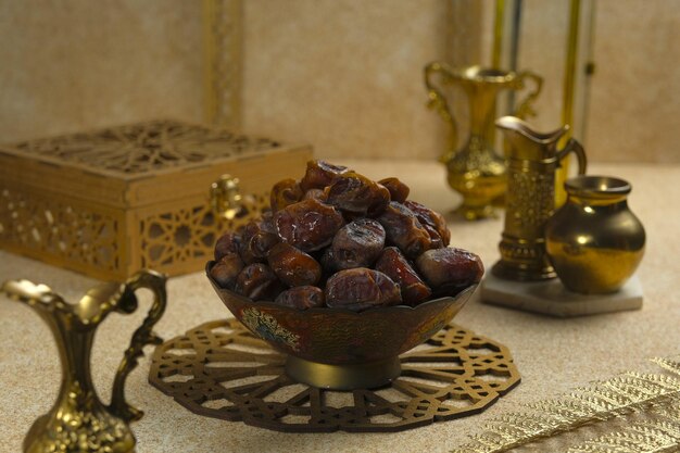 Eine Schüssel Sukari-Datteln mit braunem Hintergrund Datteln für Ramadhan Kareem oder Iftar Kurma