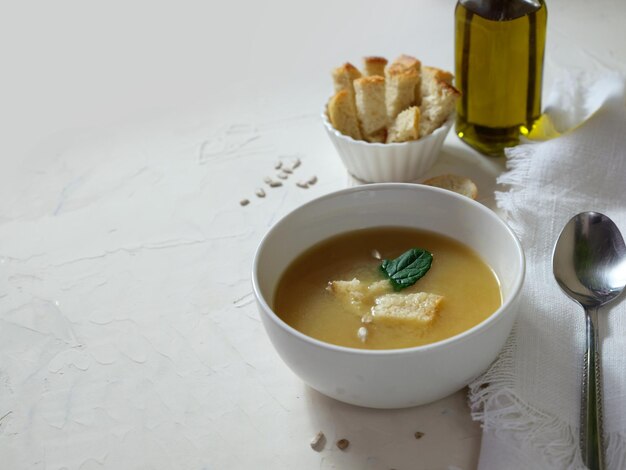 Eine Schüssel Suppe mit Brot auf der Seite