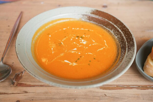 Eine Schüssel Tomaten-Gemüsesuppe in einer Schüssel auf dem Tisch