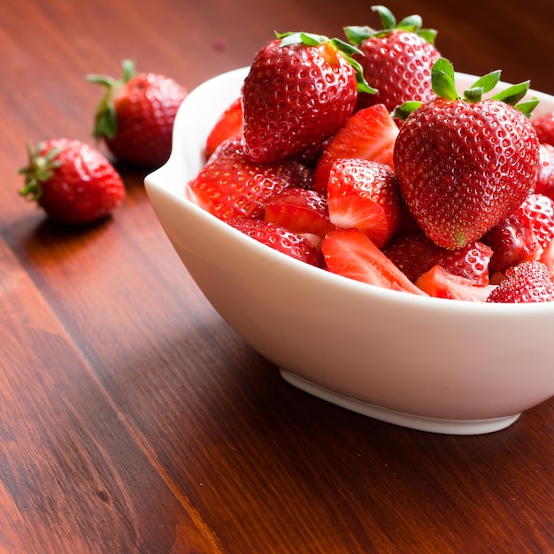 Eine Schüssel voller frischer Erdbeeren, in Stücke geschnitten und verzehrfertig