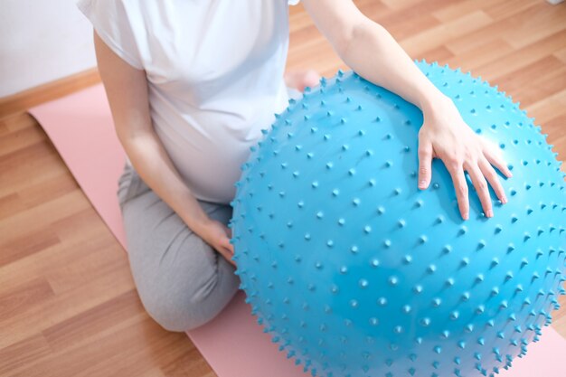 Foto eine schwangere frau treibt sport mit einem fitness- und yoga-ball. konzept essen, gesunder lebensstil.