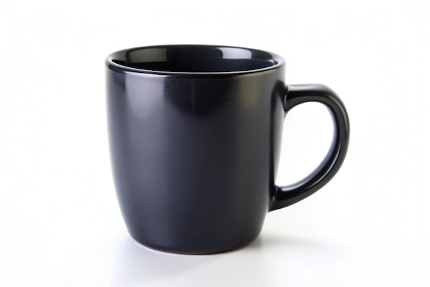 eine schwarze Kaffeetasse mit einem Griff, auf der Seite steht O
