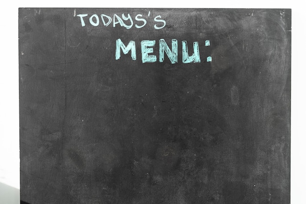 Foto eine schwarze tafel mit menütext im straßenrestaurant