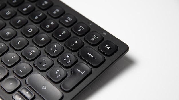 Eine schwarze Tastatur mit der Nummer 1 darauf