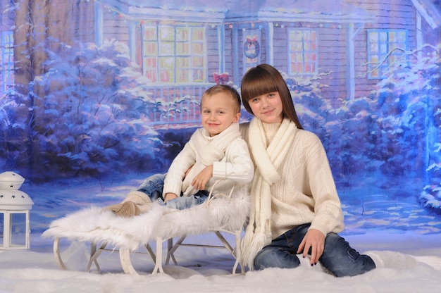 Foto eine schwester und ihr jüngerer bruder haben spaß daran, weihnachten zu feiern