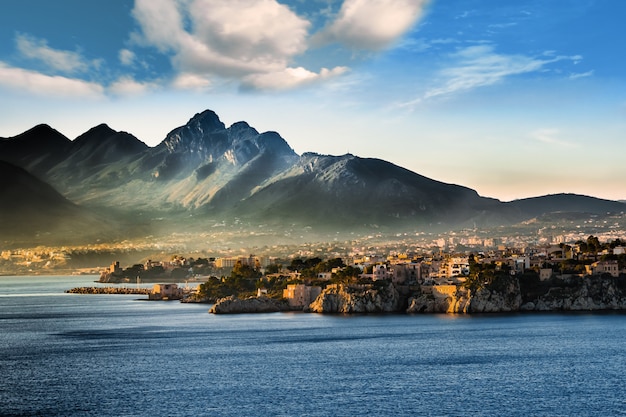 Eine seelandschaft im Morgengrauen an der Küste von Sizilien (Italien)