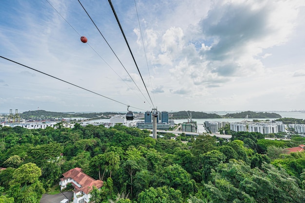 Eine Seilbahn bringt die Menschen auf die Spitze der Seilbahn.