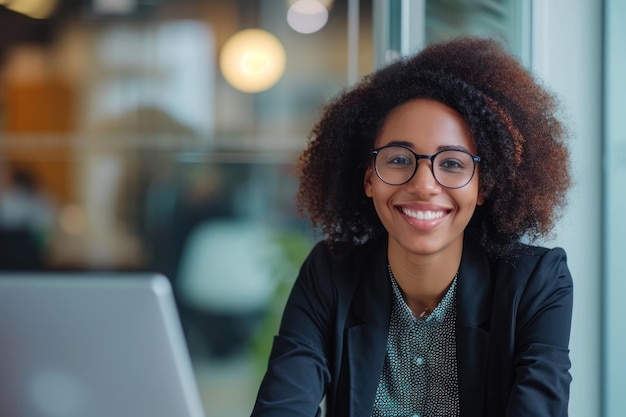 Eine selbstbewusste Geschäftsfrau verhandelt bei einem Jobinterview über ihr Gehalt