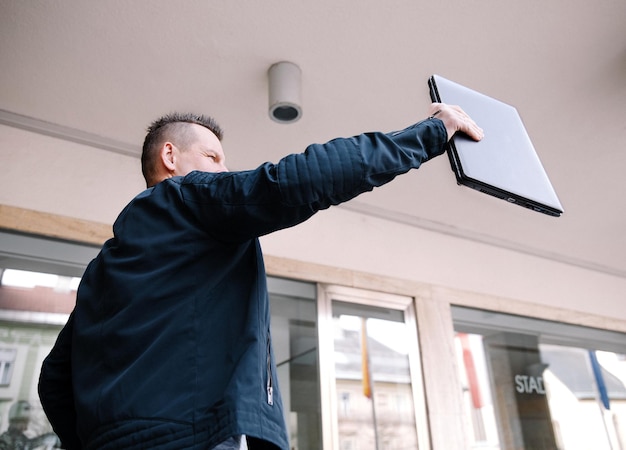 Eine selbstbewusste Geschäftsperson mit einem Laptop in der Stadt Business Vision Communications Online-Shopping