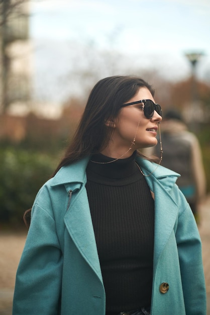 Eine selbstbewusste und schöne Frau trägt teure Sonnenbrillen Konzept von Luxus-Accessoires für die Frau Stilvolle Brünette Mädchen in der Stadt
