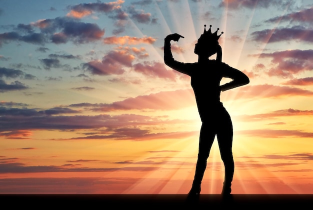 Eine Silhouette einer narzisstischen Frau mit einer Krone auf dem Kopf zeigt ihren Finger an sich. Sie machte auf sich aufmerksam. Das Konzept von Narzissmus und Egoismus