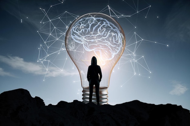 Eine Silhouette einer Person, die in einer großen Glühbirne steht, mit einer Hirnillustration gegen einen Twilight-Himmel-Hintergrund, der die Idee-Generation symbolisiert