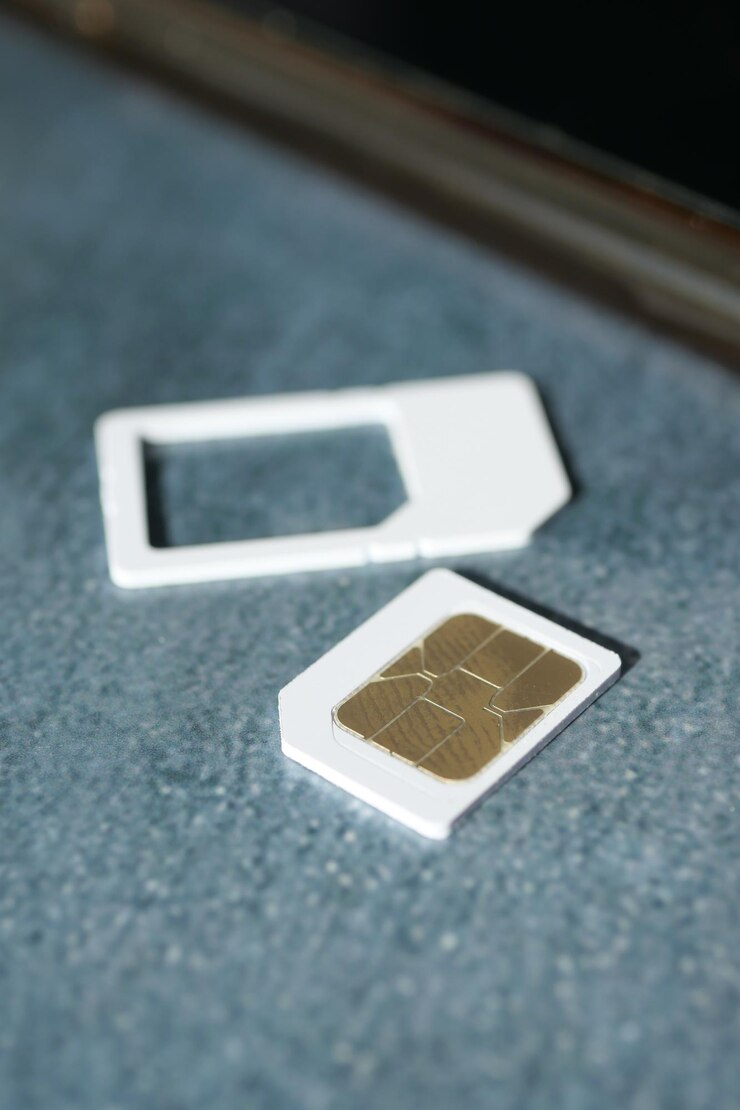 Eine SIM-Karte für ein Smartphone auf dem Tisch