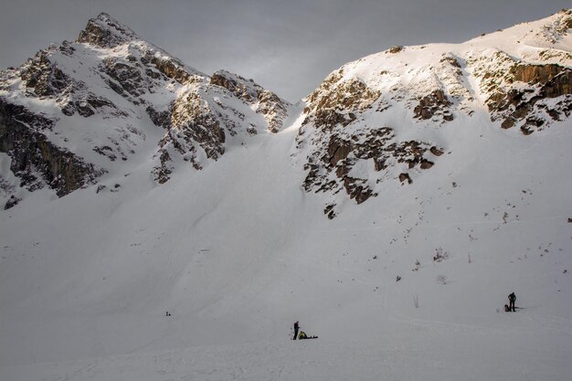 Eine Skipiste mit einem Berg im Hintergrund