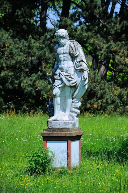 Eine Skulptur eines Mannes im Palmengarten Frankfurt am Main Hessen Deutschland