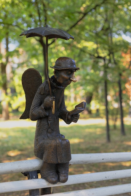 eine skulptur petersburgs engel von roman shustov im izmailovsky garten in st petersburg juli 2021