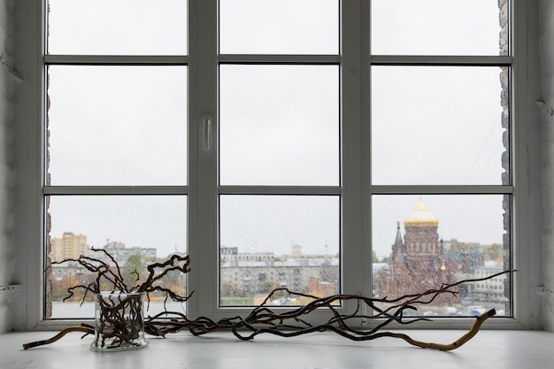 Eine Skulptur steht vor einem Fenster mit Blick auf den Dom im Hintergrund.