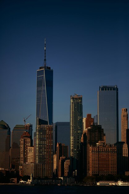 Foto eine skyline einer stadt mit blauem himmel und einem gebäude mit dem wort nyc darauf