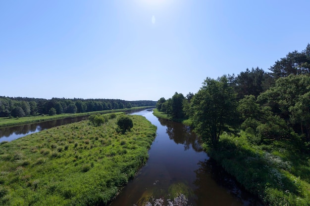 Eine Sommerlandschaft mit Fluss