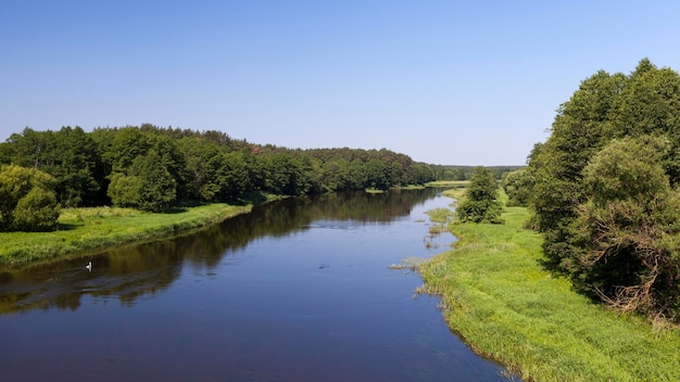 Eine Sommerlandschaft mit Fluss