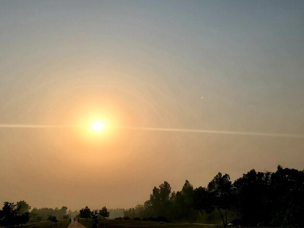 Eine Sonne scheint durch die Wolken