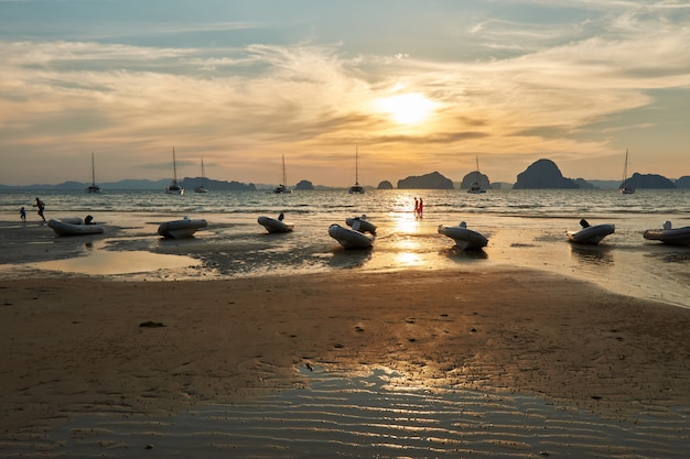 Eine Sonnenuntergangansicht vom Tubkaak Strand, Krabi, Thailand.