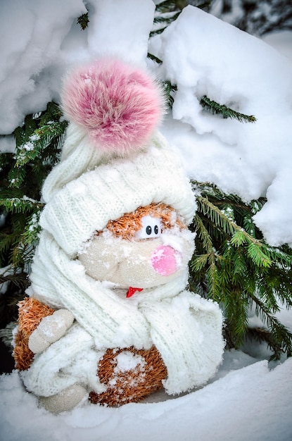 Eine Spielzeugkatze im Schnee