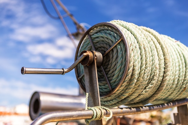 Eine Spule aus dickem Seil auf einem Fischerboot. Alvor Portugal.